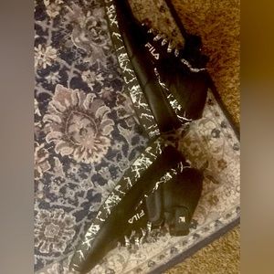 Mens Fila high top shoe wore once excellent condition.